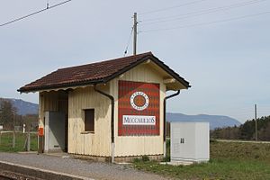 Small roofed shelter