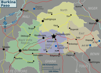 Carte du Burkina Faso avec ses principales villes chefs-lieux de région ou de province, les principales liaisons routièreset ferroviaires avec les grandes villes des pays voisins et la localisation des principaux parcs nationaux.