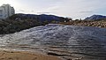 Desembocadura del canal d'evacuació. El canal fa de fita entre els termes de Xeraco (esquerra de la fotografia) i Tavernes de la Valldigna (dreta).