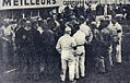 Charles Faroux directeur de course réunissant concurrents et commissaires avant le départ des 24 Heures du Mans 1939.