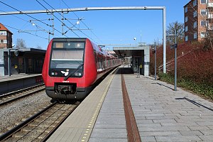 运行在哥本哈根环线铁路上的哥本哈根市郊铁路F线列车，拍摄于哥球体育馆站。