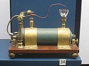 Funkeninduktor von Charles G. Page, 1838, welcher eine Schale mit Quecksilber und eine darin befindliche Metallnadel als elektrischen Unterbrecherkontakt nutzt