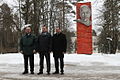 Tripulantes antes do voo em frente à estátua de Vladimir Lenin na Cidade das Estrelas.