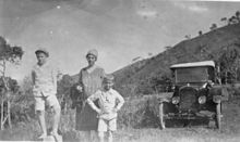 Húshâlding Van Dijk by de earste auto op Soemba, om 1930