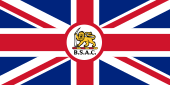 Юнион Джек, украшенный в центре эмблемой, изображающей льва, держащего бивень слона, над буквами «BSAC».