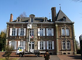 La mairie, caractérisée par l'élégance de l'encadrement de sa porte et de ses fenêtres.