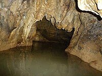 Las grutas de Santa Clara, con estalagmitas, en el centro poblado homónimo al sureste.