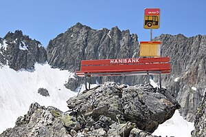 Sitzbank und Postautohaltestellentafel auf dem Felsturm Hannibal auf 2'882 m. ü. M.