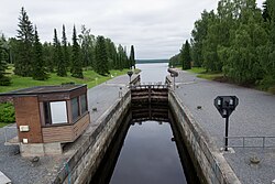 Kanava pitkittäin kuvattuna, keskellä yksi sulkuportti