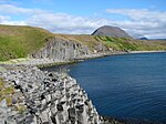 Basaltformationer vid stranden vid Hafsós