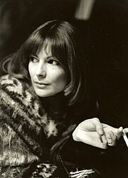 Photo en noir et blanc d'une femme tenant une cigarette.