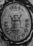 Siegelabdruck mit Hämmern und Amboss im Wappen des Dorfes Kalējciems (Schmiede) der „Kurischen Könige“.[53]