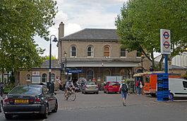 Kew Gardens station building.jpg