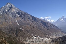 खुम्जुङ र खुन्दे दुई ठुलो गाउँका माथिल्लो तिर उठिरहेको खुम्बिला पर्वत साथै सगरमाथाको दक्षिणी शिखर एवं आमा दब्लम हिमालको सुन्दर दृश्य