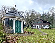 Schweizerhaus mit Gartenpavillon