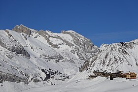 La pointe Dzérat (au centre) et la pointe du Midi (à gauche) vues depuis les pentes du mont Lachat de Châtillon au sud.