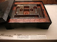 Un plateau de liubo retrouvé dans une tombe de la dynastie Han, exposé au musée de la province du Hunan (en).