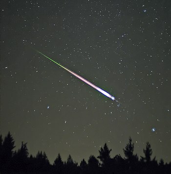 English: A meteor during the peak of the 2009 ...