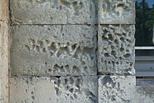 Verweerde kalkstenen parementblokken