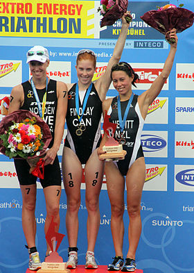 Paula Findlay (Mitte) mit der Gold-Medaille von Kitzbühel (August 2010)