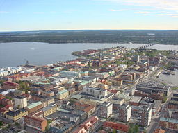 Vy över centrala Luleå: I övre högra delen av bilden syns Bergnäsbron över Lule älv; Bergnäset ligger vid det bortre brofästet.