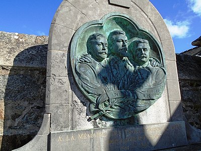 Le médaillon en bronze par Élie Jules Le Goff figurant de gauche à droite Élie, Paul et Henri.