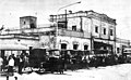 Estación Merlo en 1940. En su frente se pueden ver los carros de los lecheros que esperaban el tren para aprovicionarse de leche.