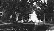 Monumento erigido al Doctor Montufar con motivo del centenario de su nacimiento; obra del escultor guatemalteco Rafael Rodríguez Padilla durante el gobierno del general José María Orellana. Fotografía de 1925.