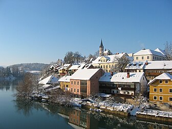 Le village de Novo Mesto (Slovénie) en hiver, au bord de la rivière Krka. (définition réelle 1 024 × 768*)