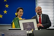 Acara penganuerahan penghargaan 1990 yang dianugerahkan kepada Aung San Suu Kyi di dalam meja bundar Strasbourg Parlemen, pada 2013.