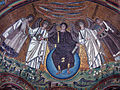 Abside della basilica di San Vitale a Ravenna, decorata con mosaici bizantini (compiuti entro il 547). Cristo offre la corona di martire a San Vitale, mentre un angelo offre un modello di chiesa al vescovo Ecclesio.