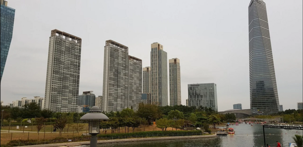 Songdo Central Park and Posco Tower Songdo 01 (포스코타워 송도).png