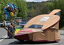 Voiture en forme de soufflet géant.