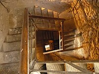 Trappen in de Klokkentoren in 2009 (sinds 2010 gerenoveerd)