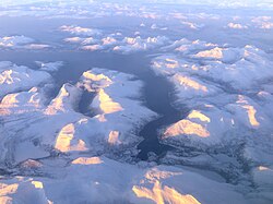 Luftfoto af Nordfolda set fra øst. Vinkfjorden er den næstlængste af fjordarmene som går mod øst (ned på billedet); Fjorden længst til højre er Mørsvikfjorden.