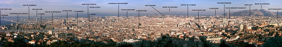 Panorama de la ville depuis Notre-Dame-de-la-Garde avec « table d'orientation virtuelle ».