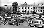 نمایی از عمارت شهرداری و میدان توپخانه