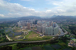 Aerfoto de Tin Shui Wai;
Hong Kong Wetland Park maldekstre