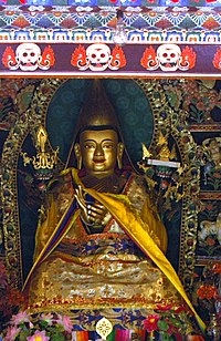 ’n Standbeeld van Je Tsongkhapa, stigter van die Gelug-skool, op die altaar van sy tempel in die Kumbum-klooster naby Qinghai in Sjina. Foto deur die skrywer Mario Biondi, 7 Julie 2006.