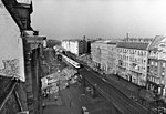 Blick auf den Hochbahnviadukt und den U-Bahnhof Dimitroffstrase, im Vordergrund ist das zum Aufnahmezeitpunkt bereits stillgelegte Gleis der Wendeschleife zu erkennen, 1989