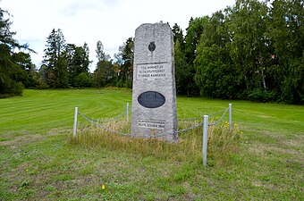 Minnessten över flygflottiljen, placerad på del av Hässlö Golfklubb.