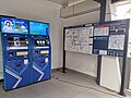 Papan informasi pelanggan dan mesin tiket otomatis (vending machine)