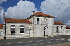 The town hall in Villars-en-Pons