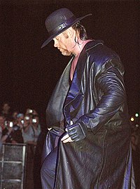Undertaker, haciendo su entrada al ring.