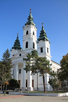 Die Kirche Hl. Georg mit den markanten Kirchtürmen