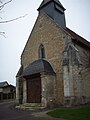Entrée de l'église avec la statue de St Aignan