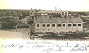 约1901年的兰山路太平路路口，最近处为港务局，左侧可见栈桥营的营房，远处为兰山路两侧的胶海关、哈利洋行、顺和洋行等建筑