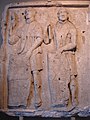 Tabulae ansatae in clipeis militariis; metopa Tropaei Traiani in Archaeologico Constantinopolis Museo