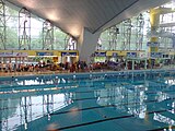 Hochschulmeisterschaften im Schwimmen 2007; rechts der 10-m-Sprungturm und der Anfang der grünen Rutschröhre[20]