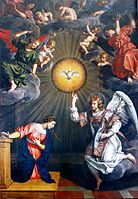 Peinture. Au centre, la colombe dans un cercle doré domine l'entrevue entre Marie et l'ange.